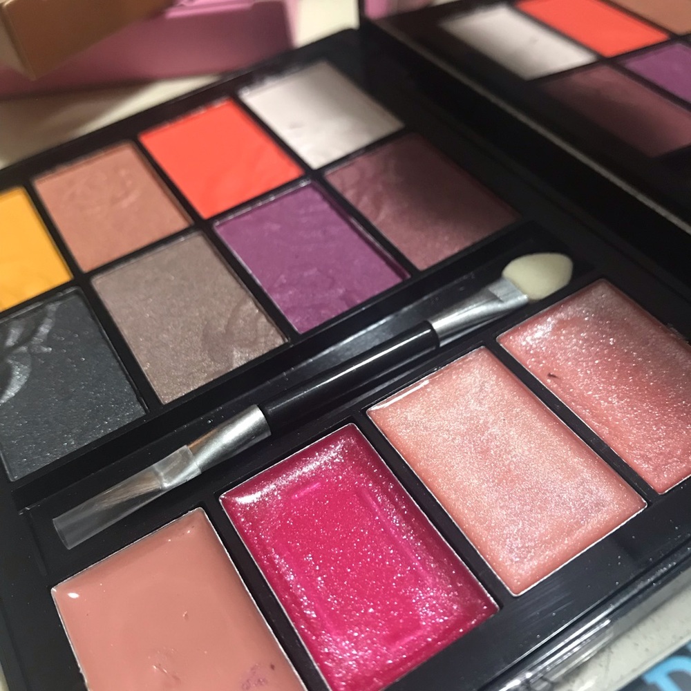 💞Alpha girl shadow and lip gloss kit💞